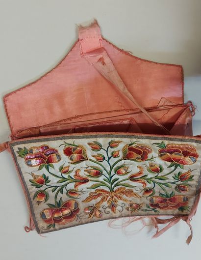 null Rare straw and silk embroidery pouch, Louis XV period, gusseted pouch, both...