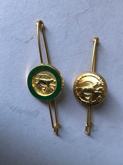 Two pins of the society of Vénerie.