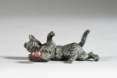 null Lead from Nuremberg.
Cat lying down with a ball.
L. : 6,5 cm