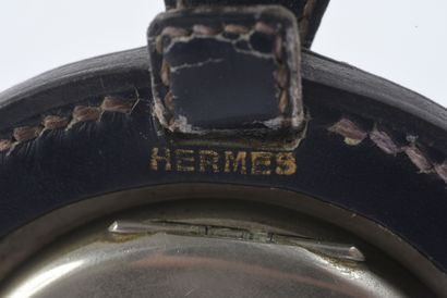 HERMES Pendulette étrier Le cadran signé Swaine & Adeney LTD. 185 Piccadilly. 8....