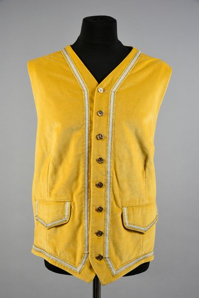 Yellow vest, venery braid, 7 buttons of the...