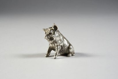 null Small pig in solid silver.
Minerve hallmark first title.
H. : 5 cm; Weight :...