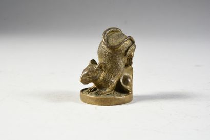 null Rat de la fortune
En bronze jonché sur une pièce chinoise et un lingot dit yuanbao....