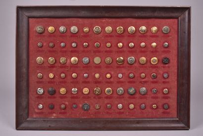 Planche de 72 boutons de vénerie, dont :...
