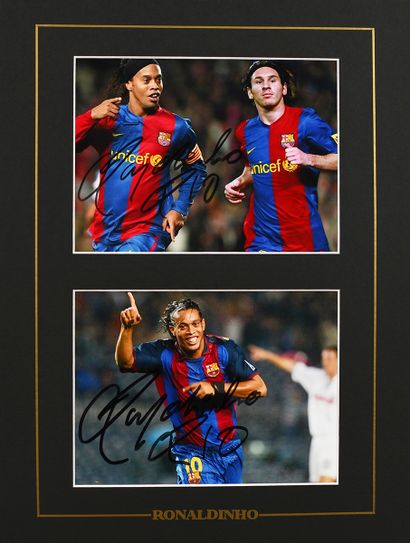  Ronaldinho. Ensemble de 2 photos autographiées par le joueur sous le maillot du...