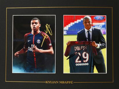  Kylian Mbappé. Ensemble de 2 photos autographiées par le joueur sous le maillot...