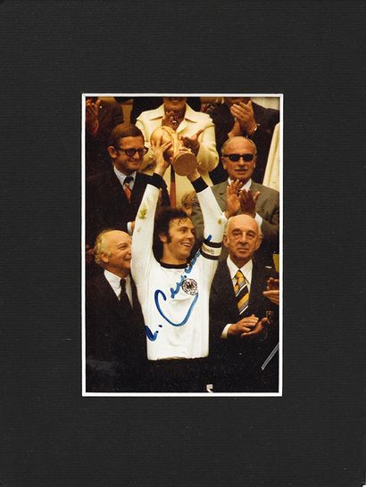  Franz Beckenbauer. Photo autographiée par le joueur sous le maillot de l'équipe...