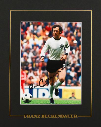 null Franz Beckenbauer. Photo autographed by the player under the jersey of the German...