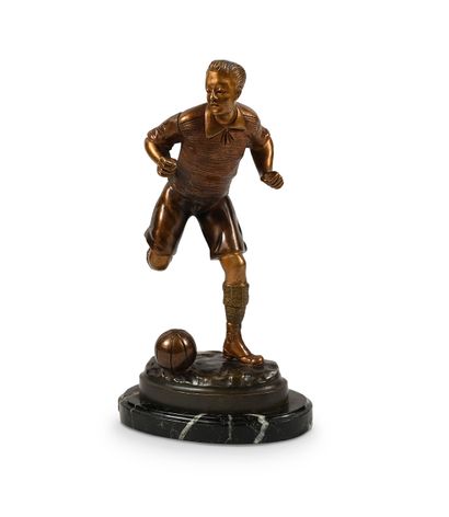  Sculpture en bronze sur socle marbre. «Le joueur de Football». Circa 1920. Signée...