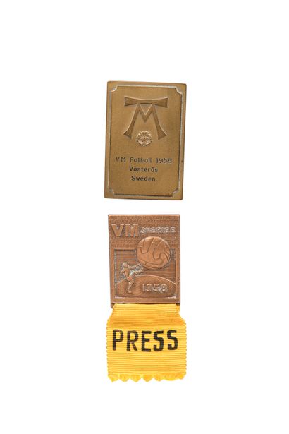 null Badge presse et plaquette en bronze pour la Coupe du Monde 1958 en Suède. Collection...