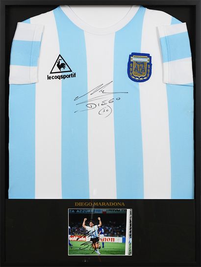 null Diego Maradona. Maillot de l'équipe d'Argentine (réplica) accompagné d'une photo...