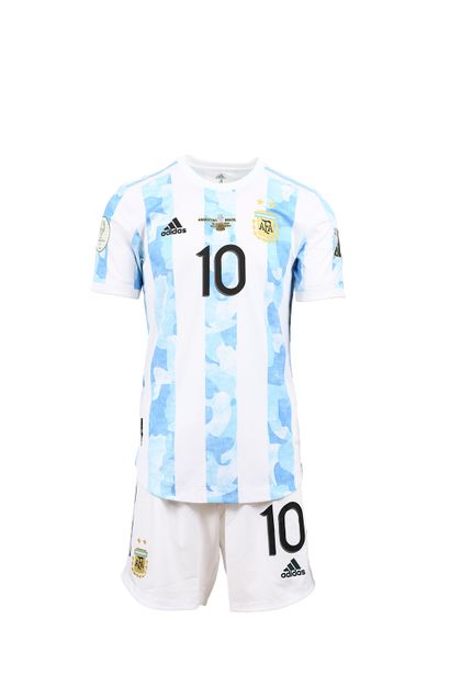 null Lionel Messi. Capitaine. Maillot et short n°10 de l'équipe d'Argentine pour...