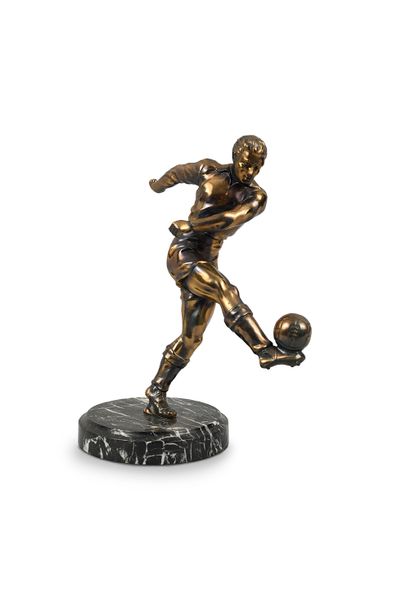 null Sculpture in regula on marble base. "The footballer". Around 1950. Total height...
