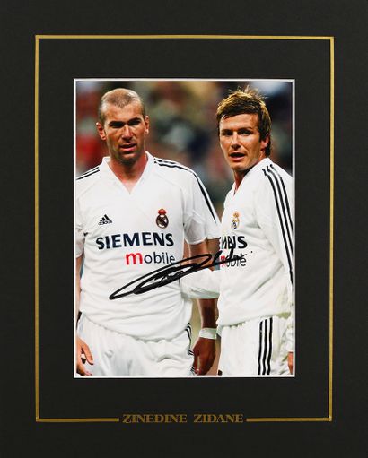  Zinedine Zidane. Photo autographiée par le joueur sous le maillot du Real Madrid...