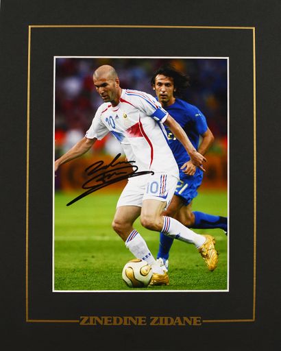 null Zinedine Zidane. Photo autographed by the player under the shirt of the French...
