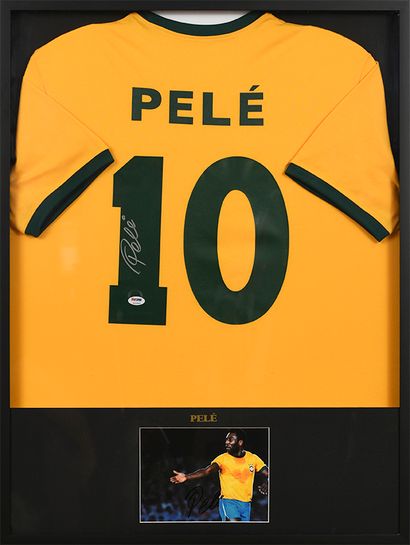 null Pelé. Maillot de l'équipe du Brésil (réplica) accompagné d'une photo couleur,...