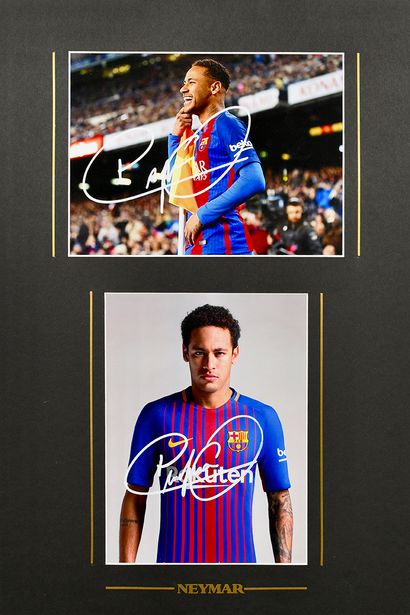  Neymar. Ensemble de 2 photos autographiées par le joueur sous le maillot du FC Barcelone....