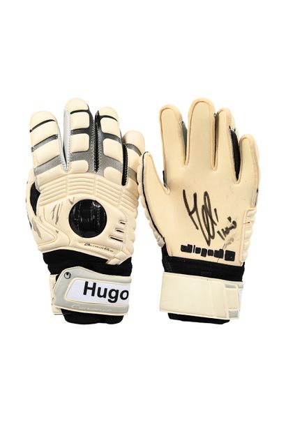 null Hugo Lloris. Paire de gants autographiée par le joueur de l'Olympique Lyonnais....