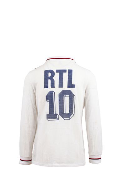 null Safet Susic. Milieu de terrain. Maillot n°10 du Paris Saint-Germain porté lors...