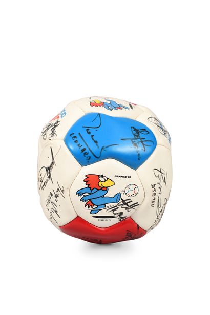  AS Monaco. Ballon avec les autographes des joueurs de l'équipe pour la saison 1997-1998....