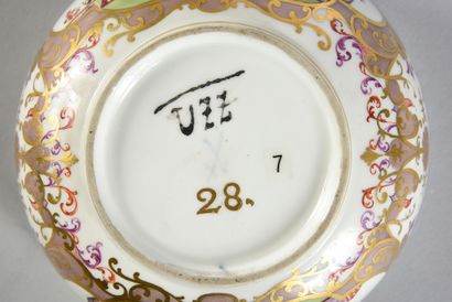 null Bol et son couvercle en porcelaine dans le style de Meissen Marque en bleu aux...