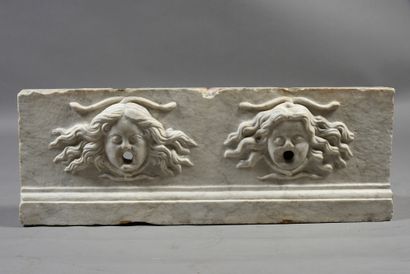 Dans le style du XVIIe siècle Bas-relief en marbre sculpté avec deux têtes formant...