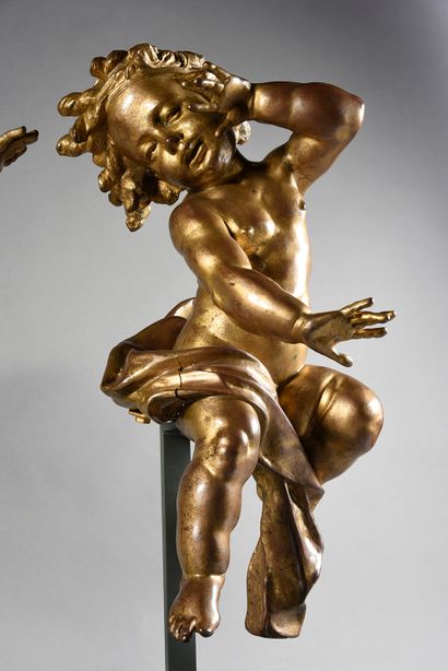 Rome, XVIIe siècle Rare paire de putti en bronze ciselé et doré. Assis, ils ont un...