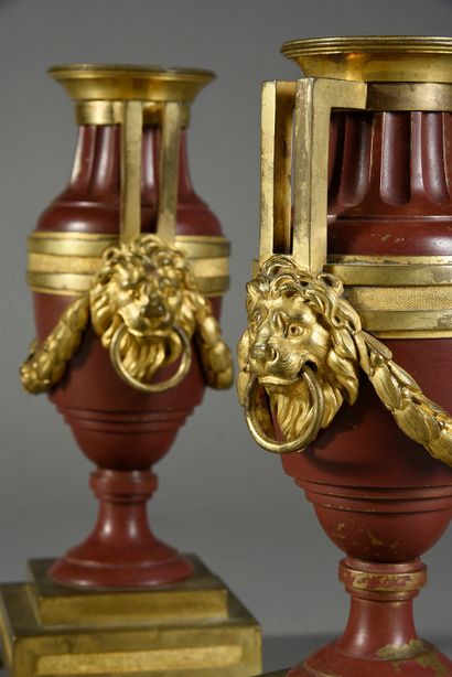 null Pair of chased bronze, gilt and red lacquered cassolettes, consisting of a baluster...