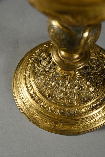 XVIe siècle Ciboire en cuivre ciselé et doré. Base circulaire avec masques, rinceaux,...