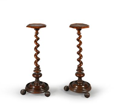 Hollande, XVIIe siècle Pair of walnut saddles with octagonal tray inlaid with native...