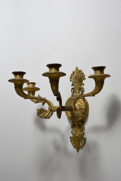 null Pair of sconces in chased and gilded bronze, the round plate decorated with...