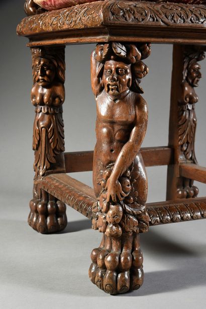 Italie ?, vers 1580 Rare Chaise en noyer sculpté. Riche décor de frises d'entrelacs...