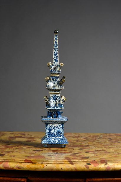 null Tulipière en deux sections en porcelaine de Chine
Epoque Kangxi (1662-1722)
La...