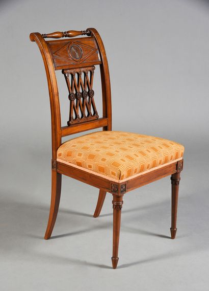 null Suite of six mahogany and mahogany veneer dining room chairs, they stand on...