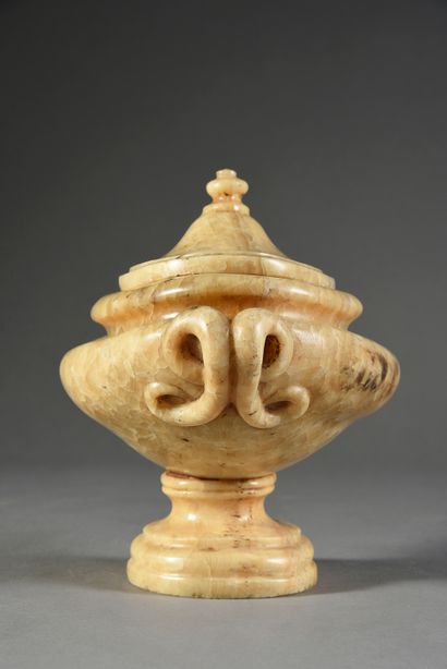 null Covered pod vase, in Egyptian onyx, the lid with moulding, the body flanked...