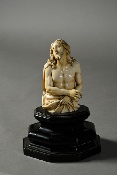 Allemagne, XVIIe siècle Ecce Homo en ivoire sculpté en ronde-bosse.
H. : 13 cm -...