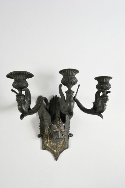 null Pair of sconces in chased bronze with black patina, the plate in point decorated...