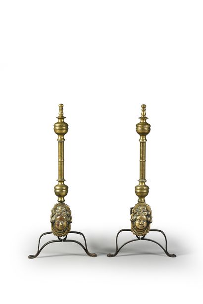 Italie, vers 1600 Pair of bronze and wrought iron andirons, legs in brace, mask of...