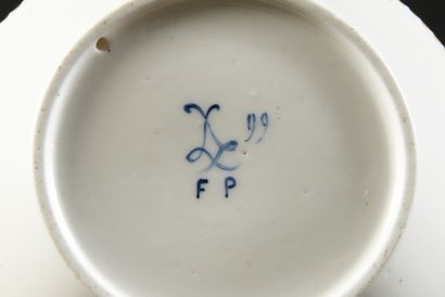 null Gobelet litron (2e grandeur) et sa sous-tasse en porcelaine de Sèvres du XVIIIe...