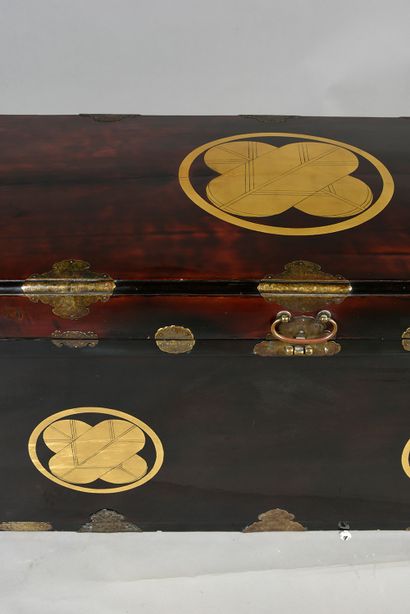 Karamastu Coffre en laque pour armure de Samouraï
XVIIIe-XIXe siècle H. : 71 cm,...