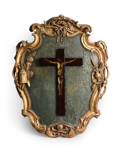 Italie, XVIIIe siècle Tableau crucifix en bois sculpté et doré de forme violonée...
