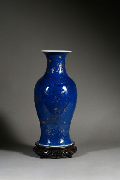null Vase balustre en porcelaine bleu poudré, décor de branches fleuries de pivoines...