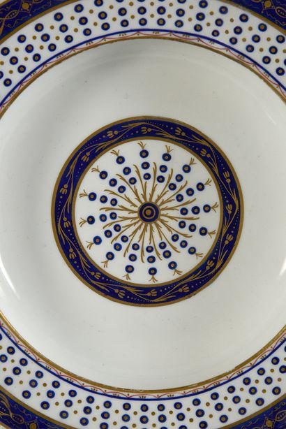 null Deux assiettes creuses en porcelaine de Sèvres du XVIIIe siècle Marques en bleu...