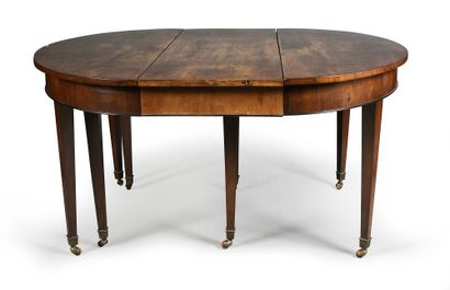 null Oval dining room table in mahogany and mahogany veneer, it rests on eight sheathed...