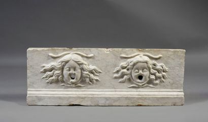 Dans le style du XVIIe siècle Bas-relief in sculpted marble with two heads forming...