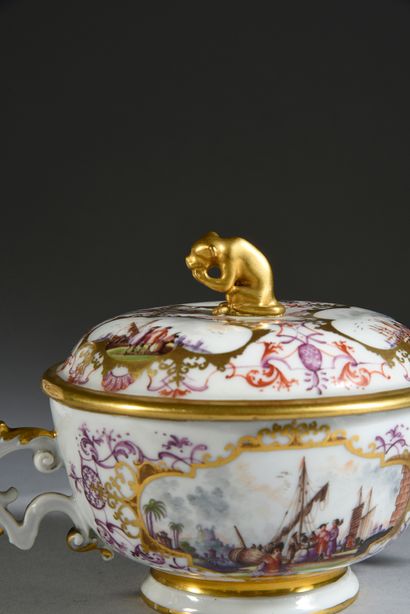 null Deux petites écuelles, deux couvercles et un plateau en porcelaine de Meissen...