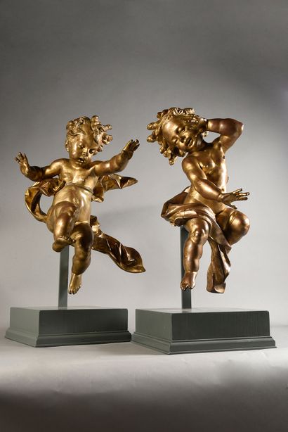 Rome, XVIIe siècle Rare paire de putti en bronze ciselé et doré. Assis, ils ont un...
