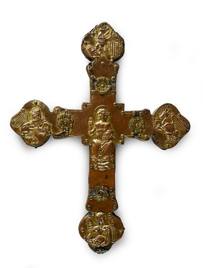 Italie, XVe siècle Croix de procession en cuivre repoussé et doré représentant sur...
