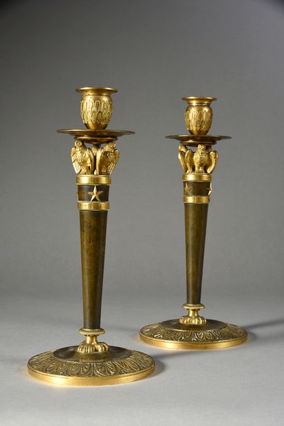 null Pair of torches with owls in chased, patinated and gilded bronze, the base with...