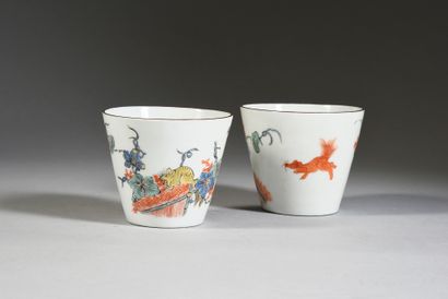 null Deux gobelets en porcelaine de Meissen du XVIIIe siècle Vers 1730, marques en...